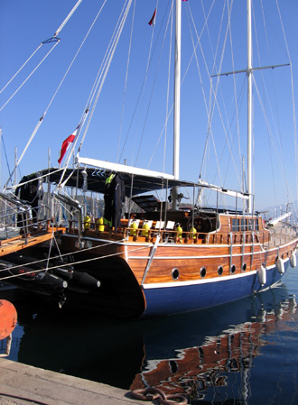 Die Blue Pearl II im Hafen von Fethiye